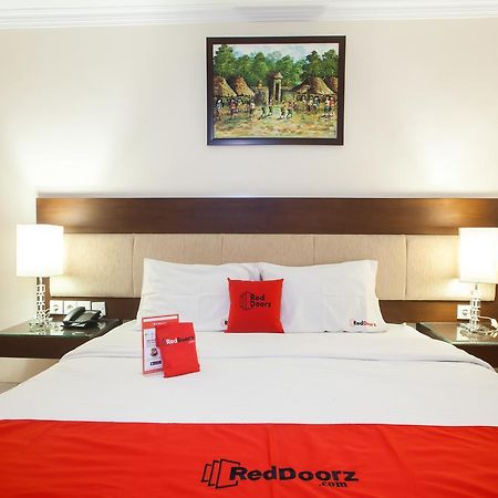 RedDoorz Premium @ Raya Nginden Hotel Wonocolo Luaran gambar
