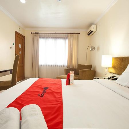 RedDoorz Premium @ Raya Nginden Hotel Wonocolo Luaran gambar