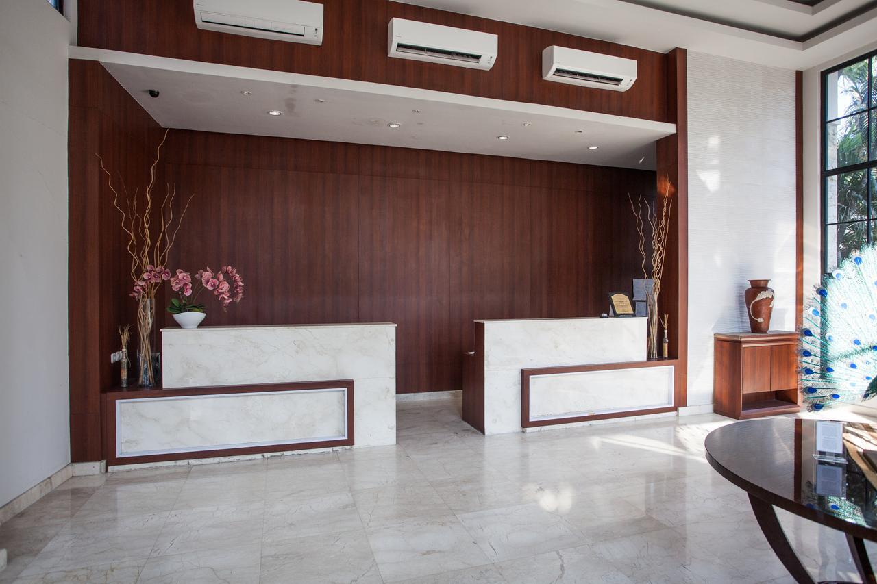 RedDoorz Premium @ Raya Nginden Hotel Wonocolo Luaran gambar