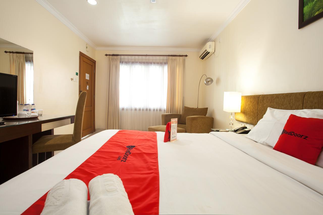 RedDoorz Premium @ Raya Nginden Hotel Wonocolo Luaran gambar