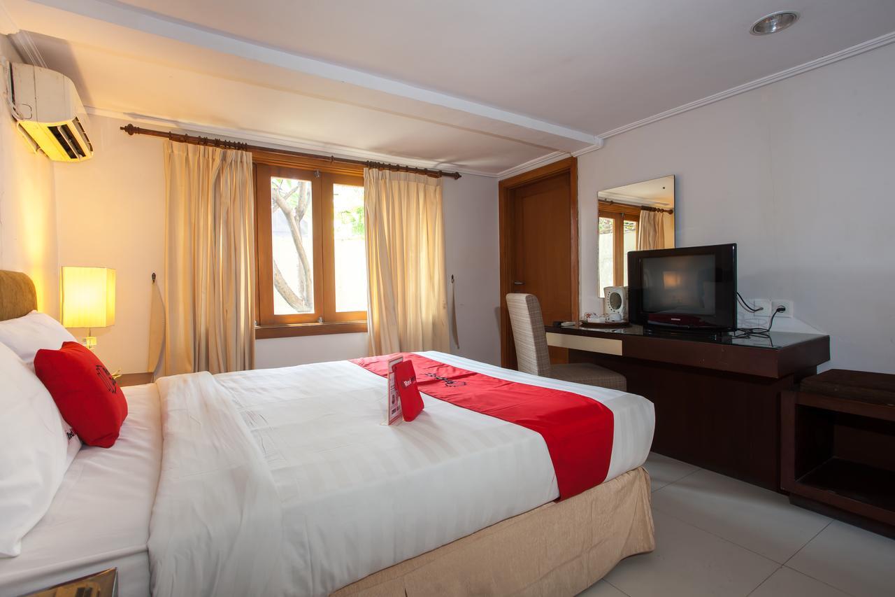 RedDoorz Premium @ Raya Nginden Hotel Wonocolo Luaran gambar