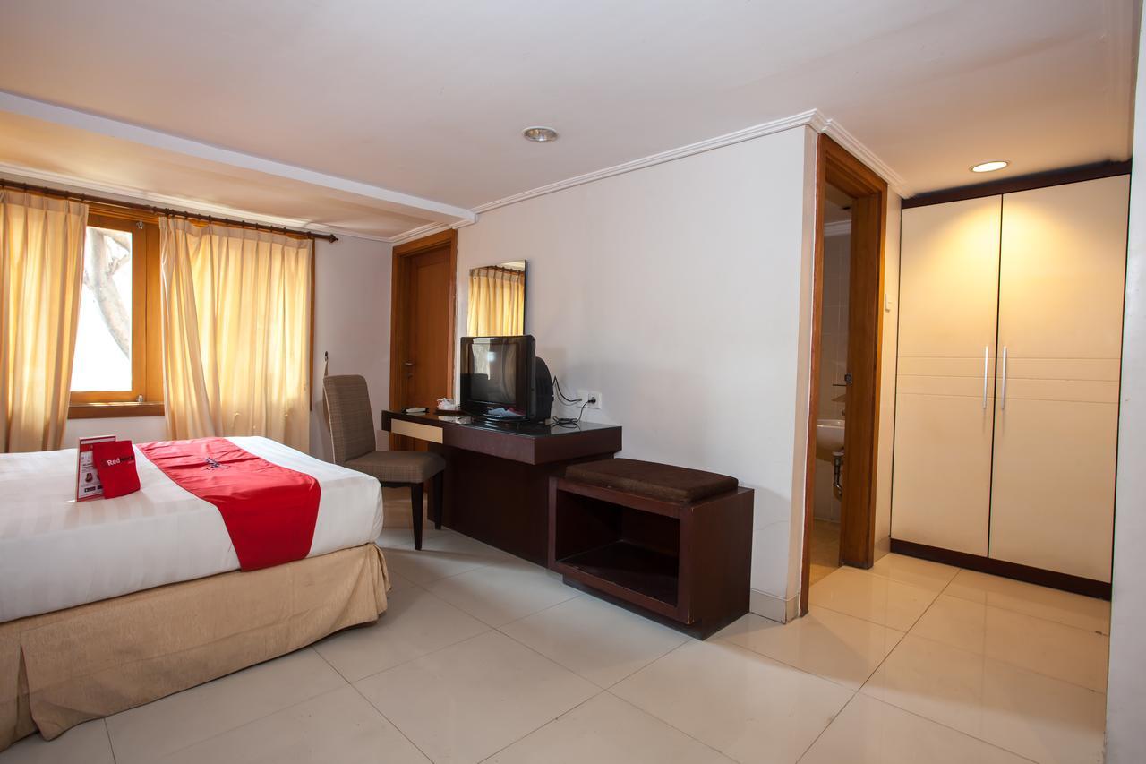 RedDoorz Premium @ Raya Nginden Hotel Wonocolo Luaran gambar