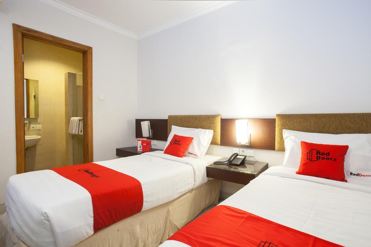 RedDoorz Premium @ Raya Nginden Hotel Wonocolo Luaran gambar