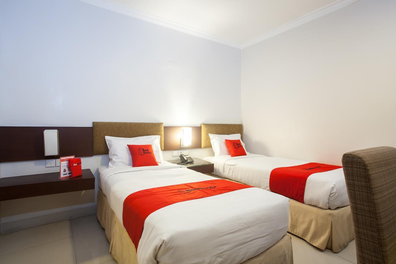RedDoorz Premium @ Raya Nginden Hotel Wonocolo Luaran gambar