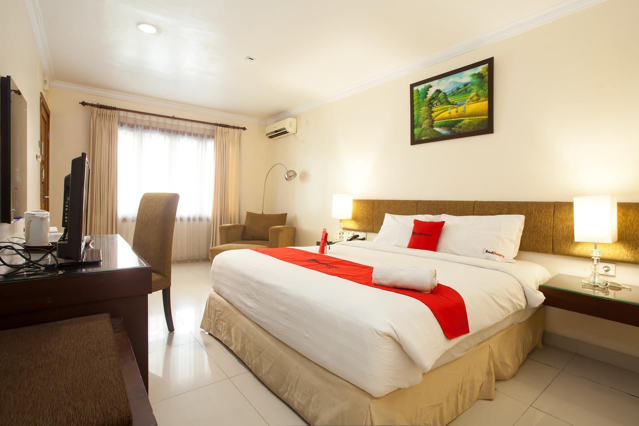 RedDoorz Premium @ Raya Nginden Hotel Wonocolo Luaran gambar