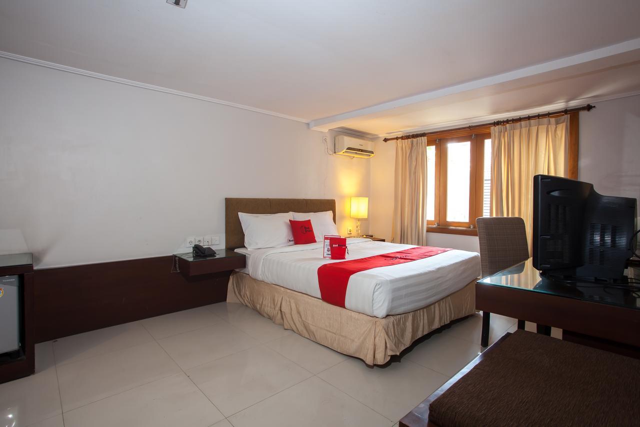 RedDoorz Premium @ Raya Nginden Hotel Wonocolo Luaran gambar