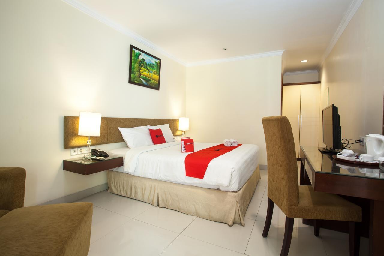 RedDoorz Premium @ Raya Nginden Hotel Wonocolo Luaran gambar