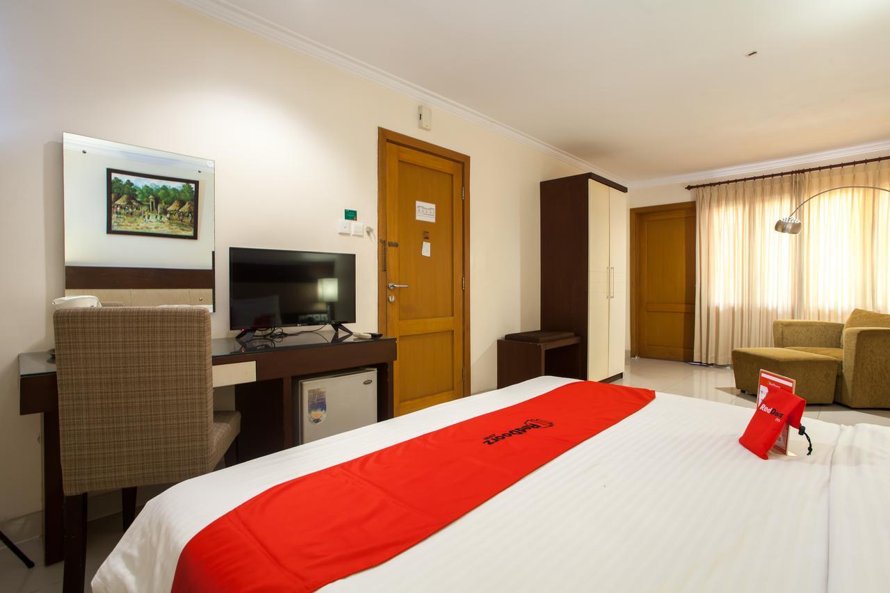 RedDoorz Premium @ Raya Nginden Hotel Wonocolo Luaran gambar