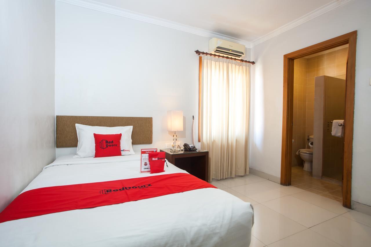 RedDoorz Premium @ Raya Nginden Hotel Wonocolo Luaran gambar