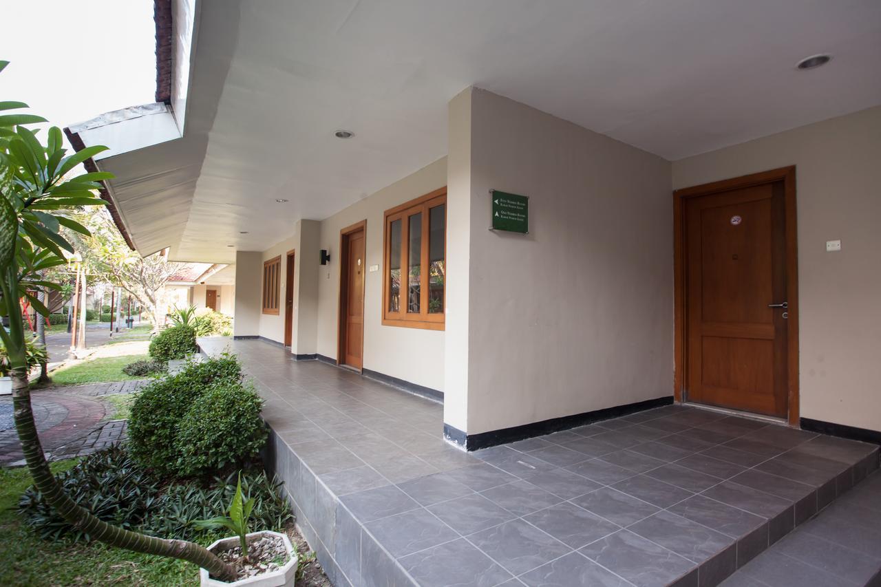 RedDoorz Premium @ Raya Nginden Hotel Wonocolo Luaran gambar