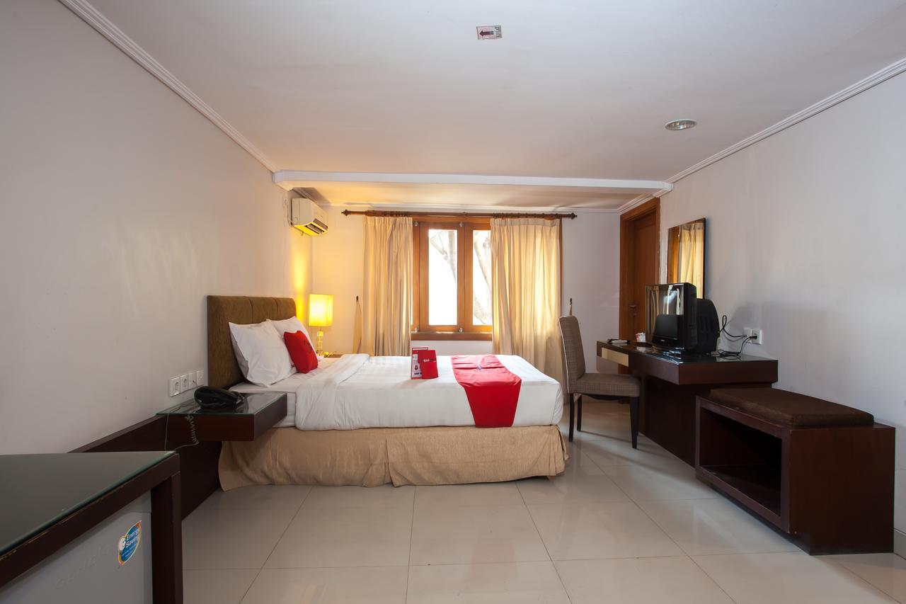 RedDoorz Premium @ Raya Nginden Hotel Wonocolo Luaran gambar