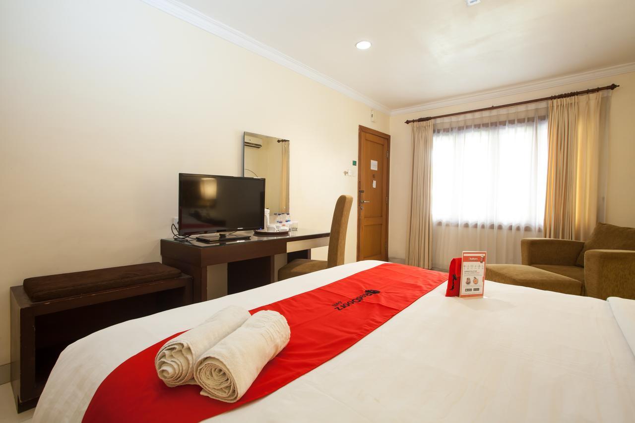 RedDoorz Premium @ Raya Nginden Hotel Wonocolo Luaran gambar