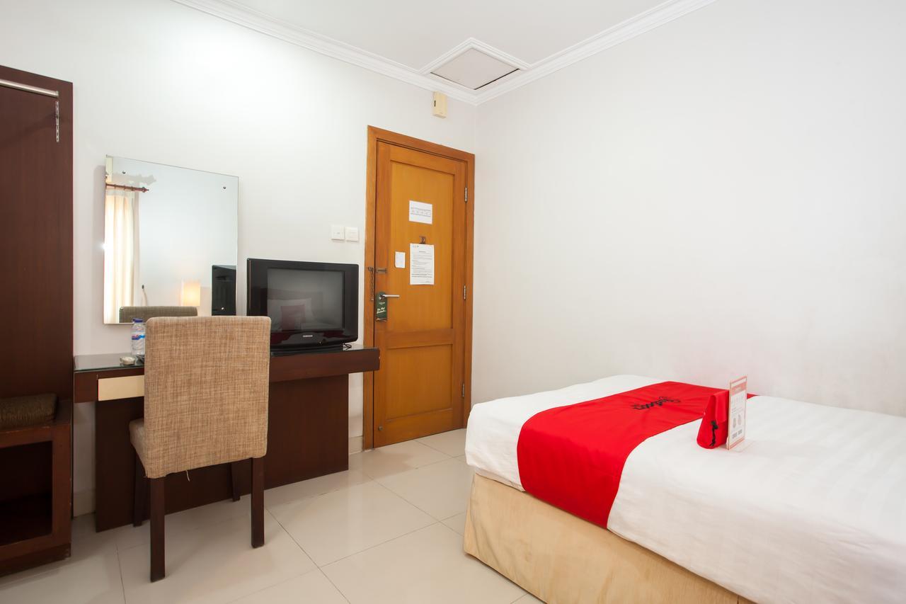 RedDoorz Premium @ Raya Nginden Hotel Wonocolo Luaran gambar
