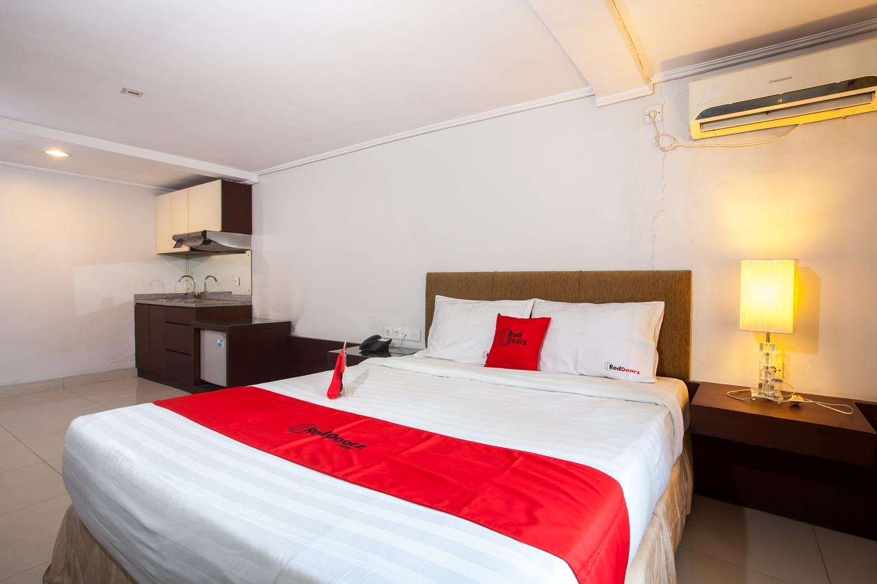 RedDoorz Premium @ Raya Nginden Hotel Wonocolo Luaran gambar