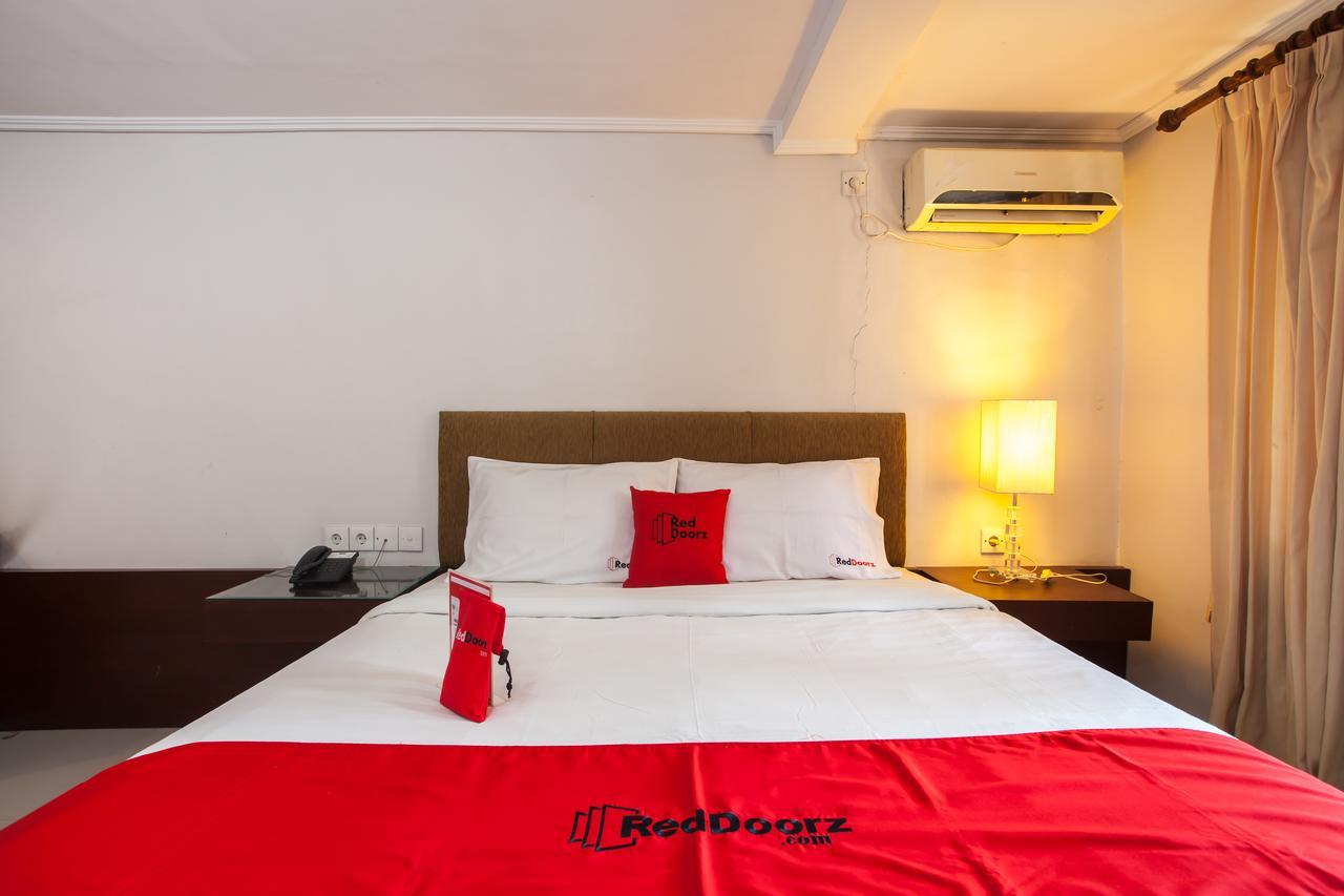 RedDoorz Premium @ Raya Nginden Hotel Wonocolo Luaran gambar