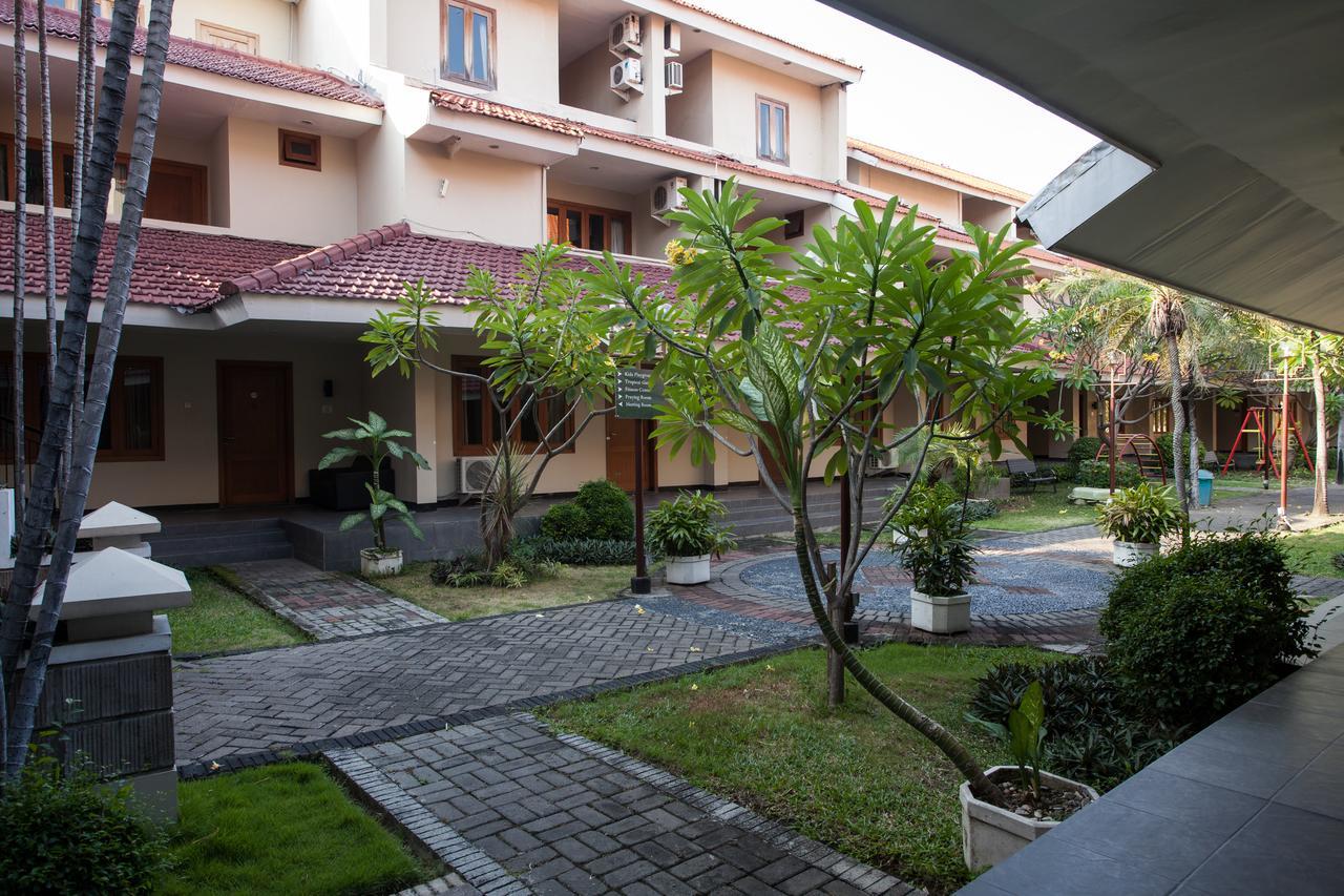 RedDoorz Premium @ Raya Nginden Hotel Wonocolo Luaran gambar