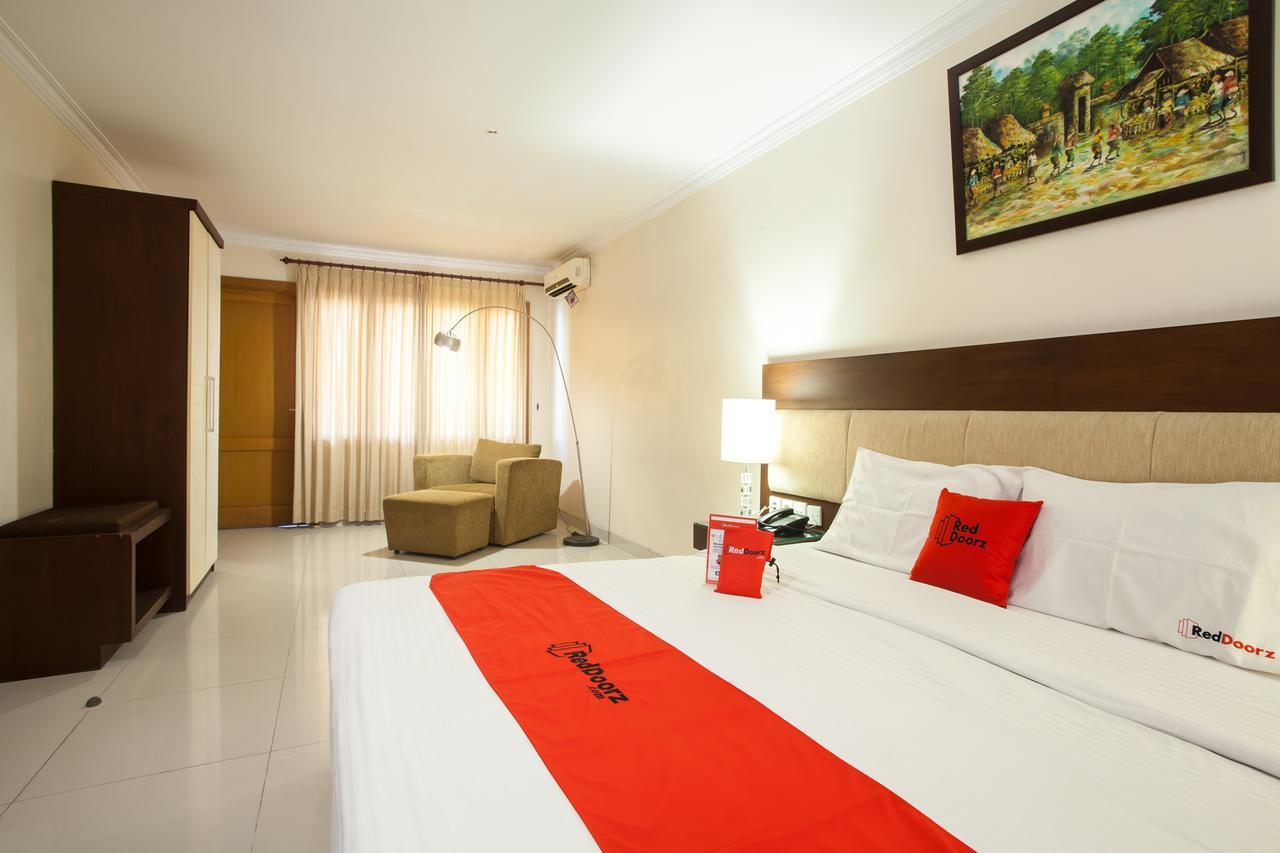 RedDoorz Premium @ Raya Nginden Hotel Wonocolo Luaran gambar