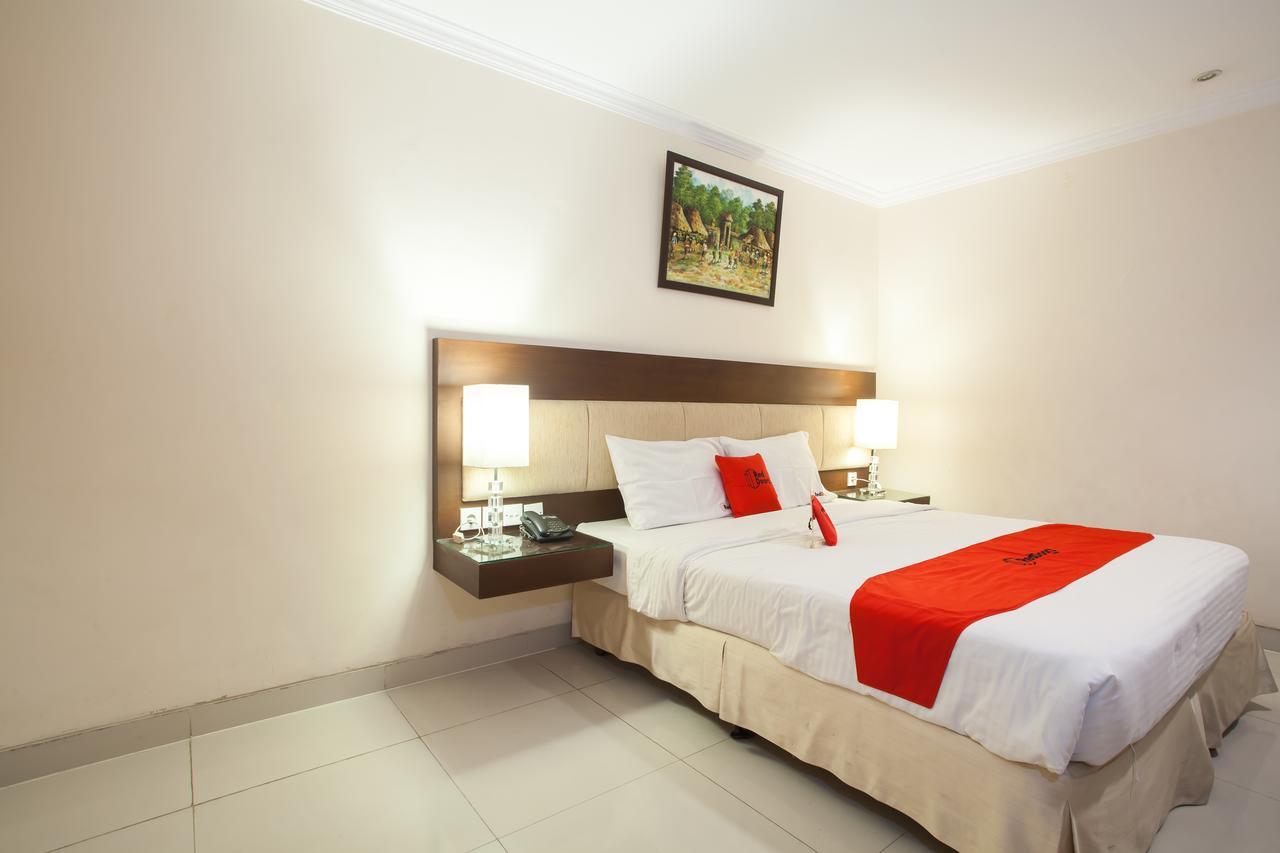 RedDoorz Premium @ Raya Nginden Hotel Wonocolo Luaran gambar