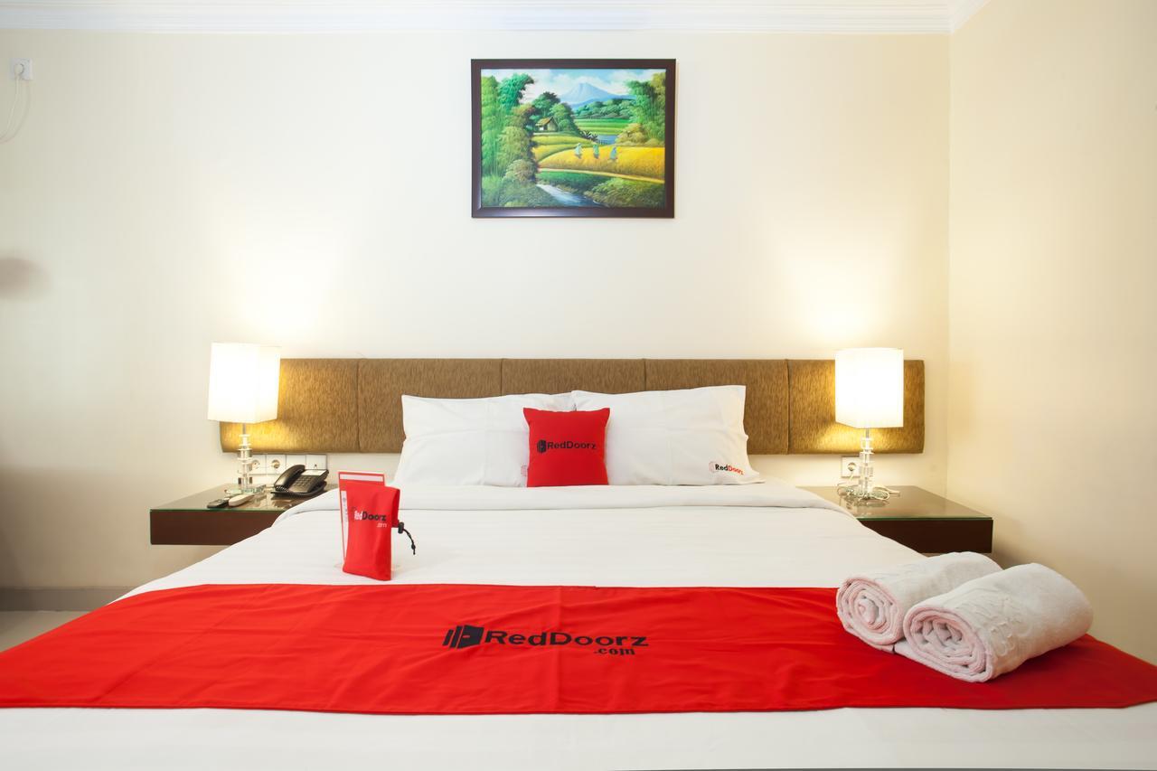 RedDoorz Premium @ Raya Nginden Hotel Wonocolo Luaran gambar