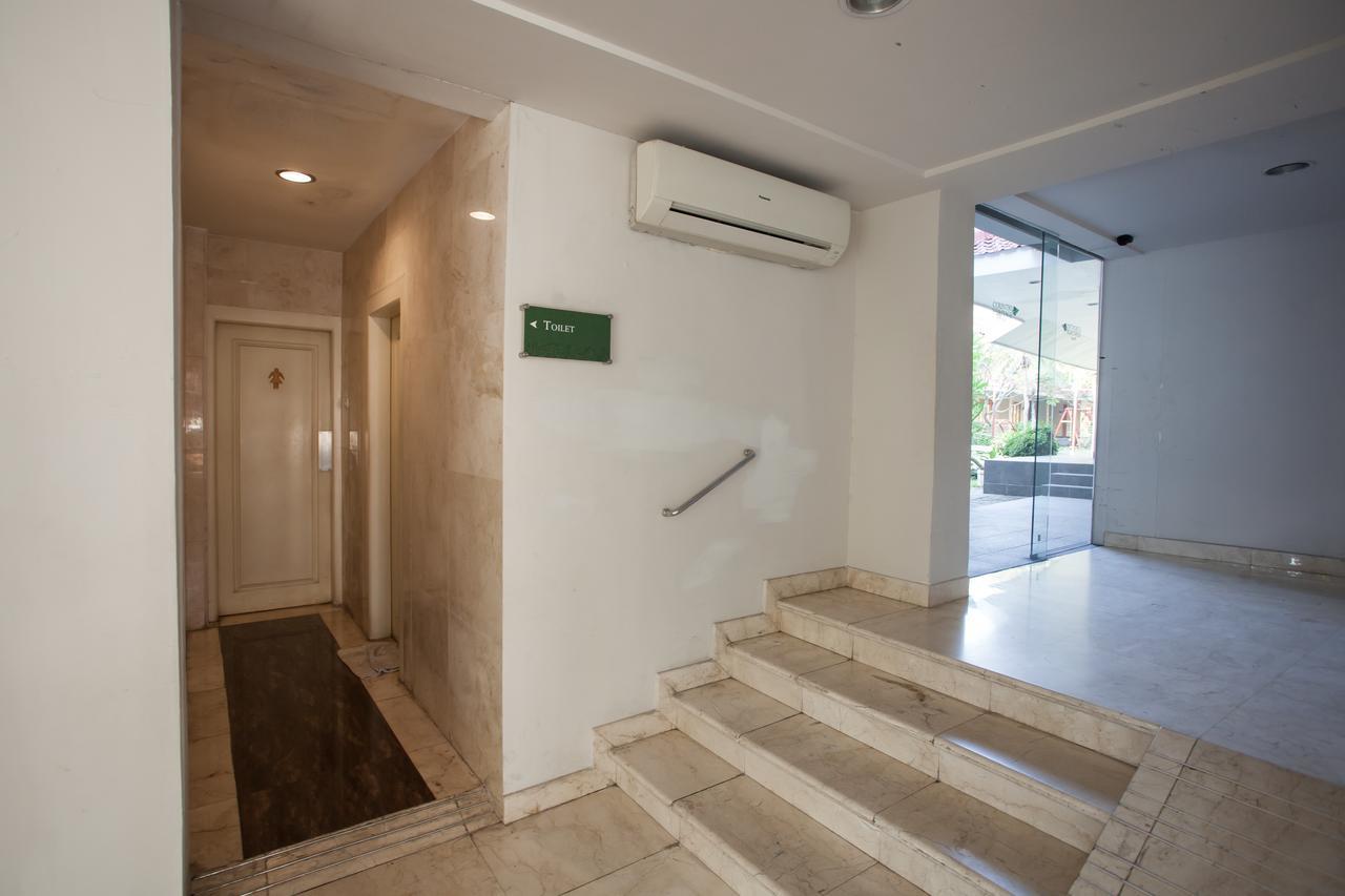 RedDoorz Premium @ Raya Nginden Hotel Wonocolo Luaran gambar