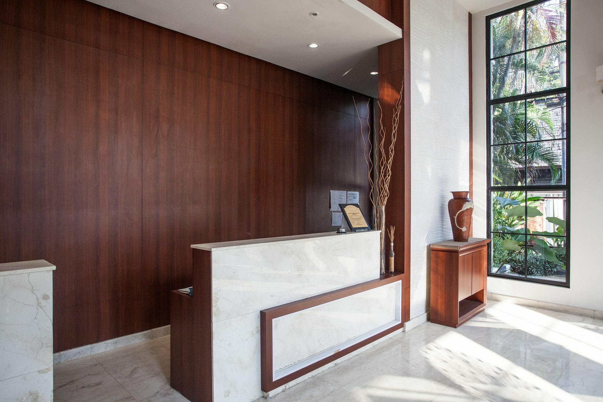 RedDoorz Premium @ Raya Nginden Hotel Wonocolo Luaran gambar
