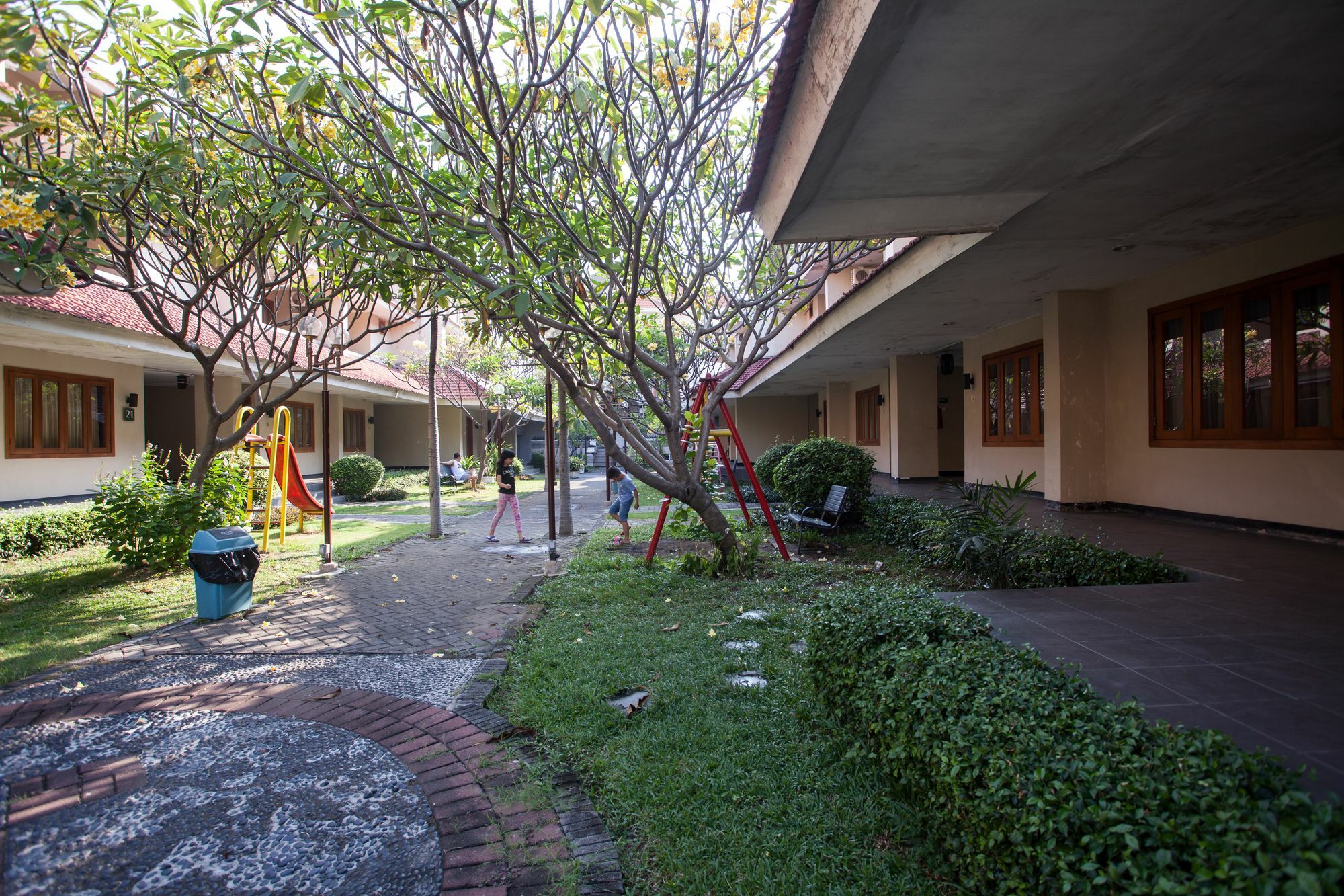 RedDoorz Premium @ Raya Nginden Hotel Wonocolo Luaran gambar
